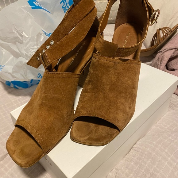 Brown suede heels - Picture 2 of 5